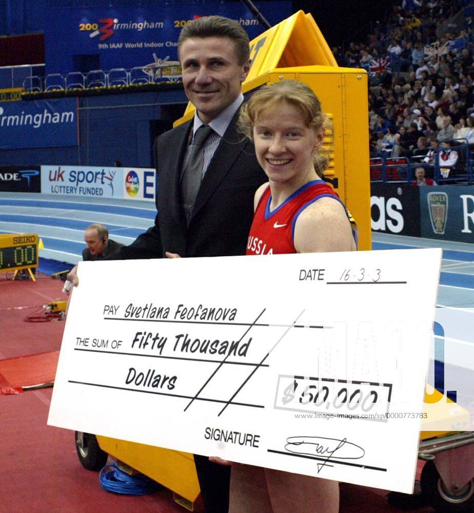 Svetlana Feofanova (Russland) bekommt von Ex-Stabhochspringer Sergej Bubka (Ukraine) einen Scheck über 50.000 Dollar für ihren Weltrekord über 4,80m überreicht Leichtathletik WM Damen IAAF Hallen-Weltmeisterschaft 2003, Hallenweltmeisterschaft, Halle, Indoor, Nationaltrikot, Gruppe Birmingham Freude,