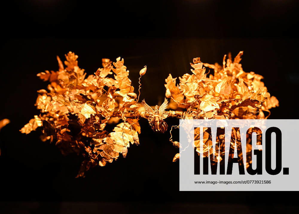 (241019) -- BEIJING, Oct. 19, 2024 -- This photo taken on Oct. 17, 2024 shows a crown displayed at the Istanbul Archaeology Museum in Istanbul, T¨¹rkiye. ) XINHUA PHOTOS OF THE DAY LiuxLei