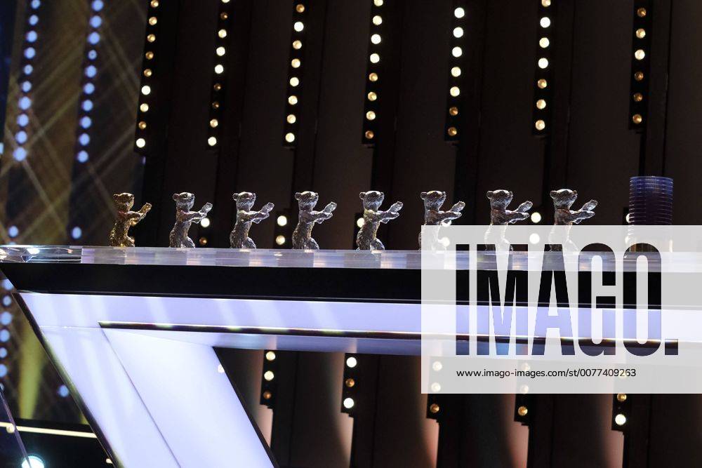 Der Goldene und die Silbernen Bären Bären der 67. Internationalen Filmfestspiele stehen anlässlich der Filmpreisverleihung bereit 67. Internationale Filmfestspiele Berlin