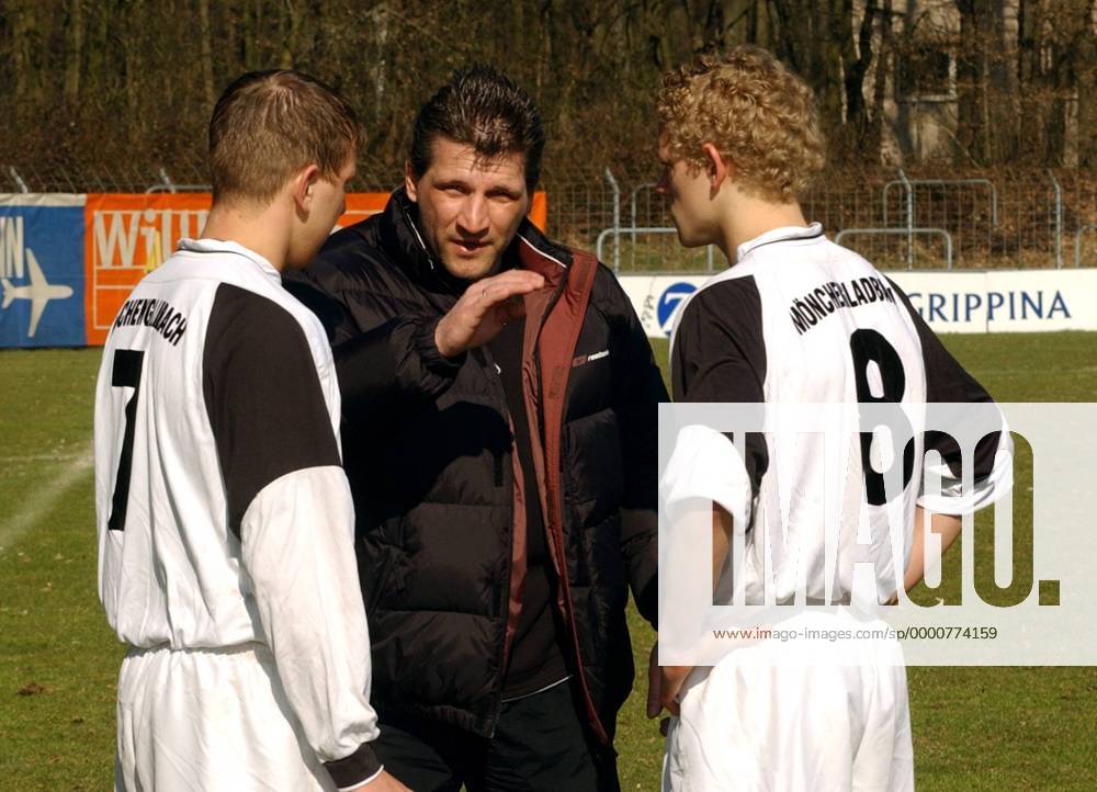 Trainer Thomas Kastenmaier (Mitte) gibt Lukas Kischka (li.) und Johannes von der Bergh (alle Gladbach) Anweisungen Fußball Herren B-Junioren Regionalliga West 2002 2003, Köln - Borussia Mönchengladbach 0:5, Jugend, Vdig Gruppe Köln