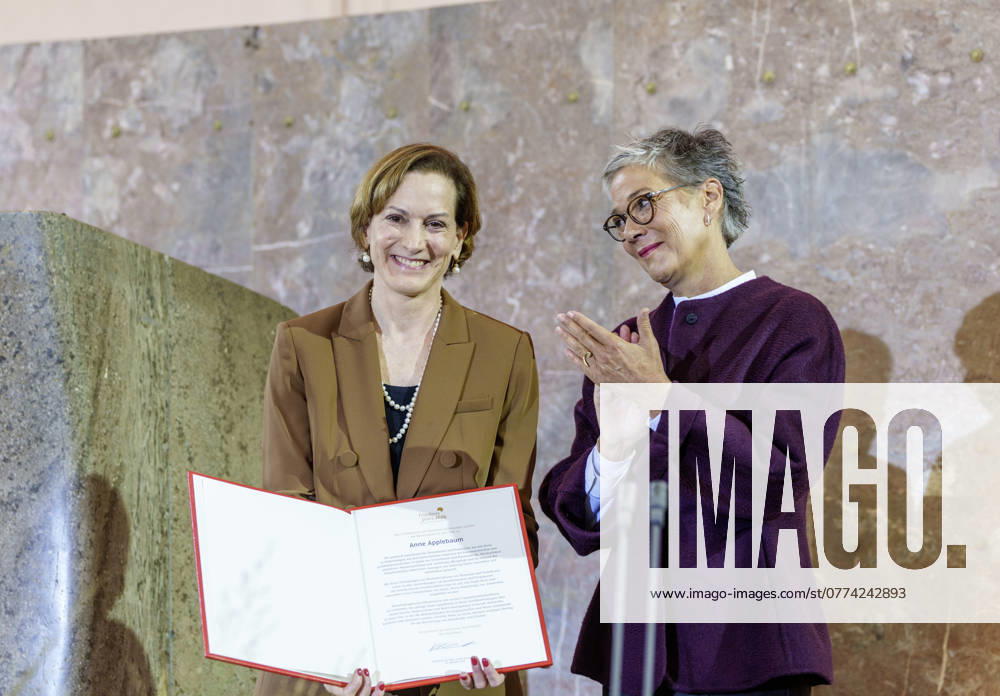 Paulskirche Presentation of the Peace Prize of the Book Trade to Anne Applebaum Karin Schmidt Friderichs, President of the German Publishers and Booksellers Association, right, presents the award Photo Andreas Arnold Pool