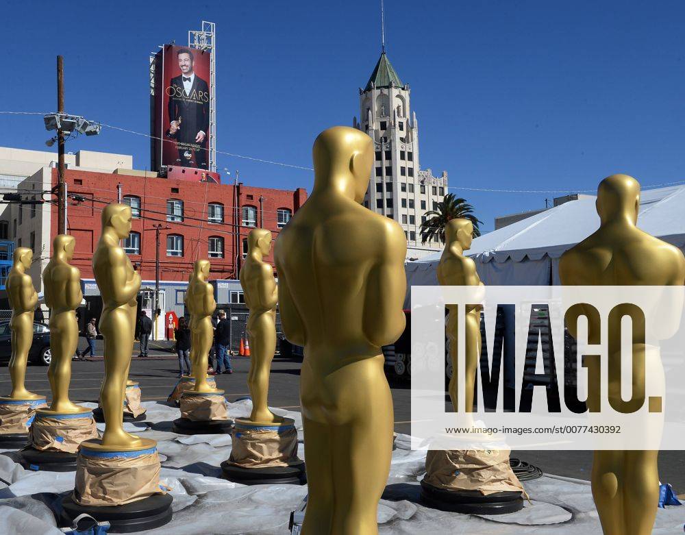 Oscar-Verleihung in Los Angeles - Vorbereitungen in Los Angeles A poster of show host Jimmy Kimmel looms over Oscar statues awaiting their placement on the red carpet as preparations are underway for the 89th annual Academy Awards in the Hollywood section of Los Angeles on February 23, 2017. Oscar winners will be announced during an ABC telecast on Sunday, February 26th. LAP2017022305 JIMxRUYMEN