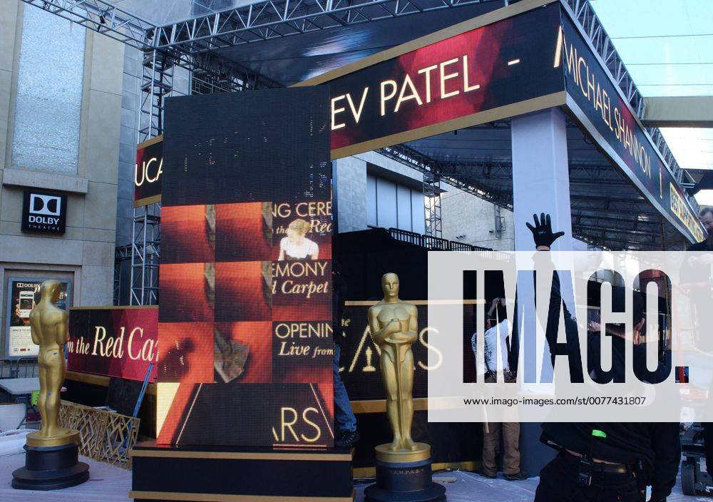 Oscars 2017: Vorbereitungen in Los Angeles Local 33 stagehands work under deadline as preparations are underway for the 89th annual Academy Awards in the Hollywood section of Los Angeles on February 23, 2017. Oscar winners will be announced during an ABC telecast on Sunday, February 26th. LAP2017022310 JIMxRUYMEN
