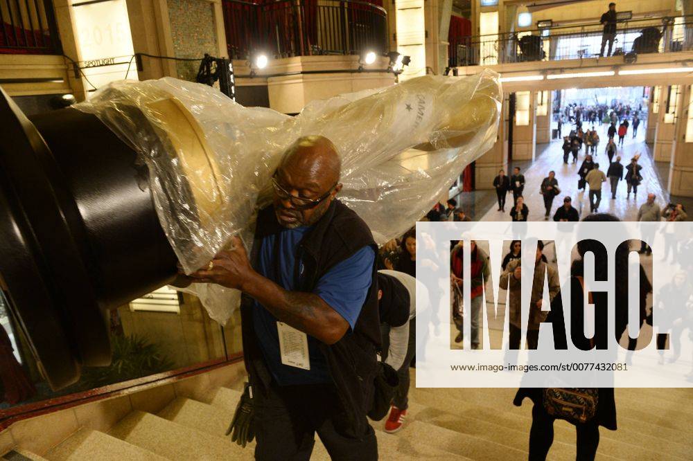 Oscars 2017: Vorbereitungen in Los Angeles A worker carries a plastic covered Oscar statue to it s final destination in front of the Dolby Theatre as preparations are underway for the 89th annual Academy Awards in the Hollywood section of Los Angeles on February 23, 2017. Oscar winners will be announced during an ABC telecast on Sunday, February 26th. LAP2017022314 JIMxRUYMEN