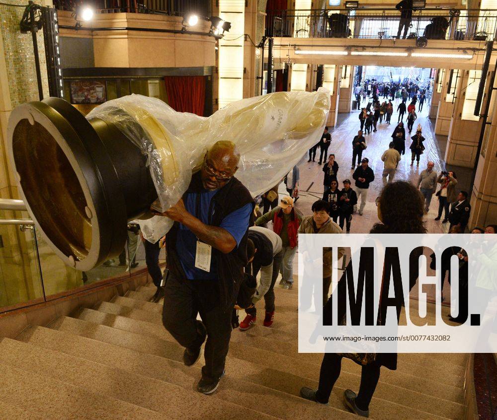 Oscars 2017: Vorbereitungen in Los Angeles A worker carries a plastic covered Oscar statue to it s final destination in front of the Dolby Theatre as preparations are underway for the 89th annual Academy Awards in the Hollywood section of Los Angeles on February 23, 2017. Oscar winners will be announced during an ABC telecast on Sunday, February 26th. LAP2017022315 JIMxRUYMEN