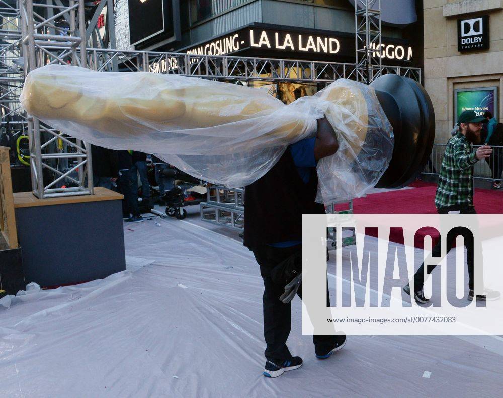 Oscars 2017: Vorbereitungen in Los Angeles Local 33 stagehands work under deadline as preparations are underway for the 89th annual Academy Awards in the Hollywood section of Los Angeles on February 23, 2017. Oscar winners will be announced during an ABC telecast on Sunday, February 26th. LAP2017022316 JIMxRUYMEN