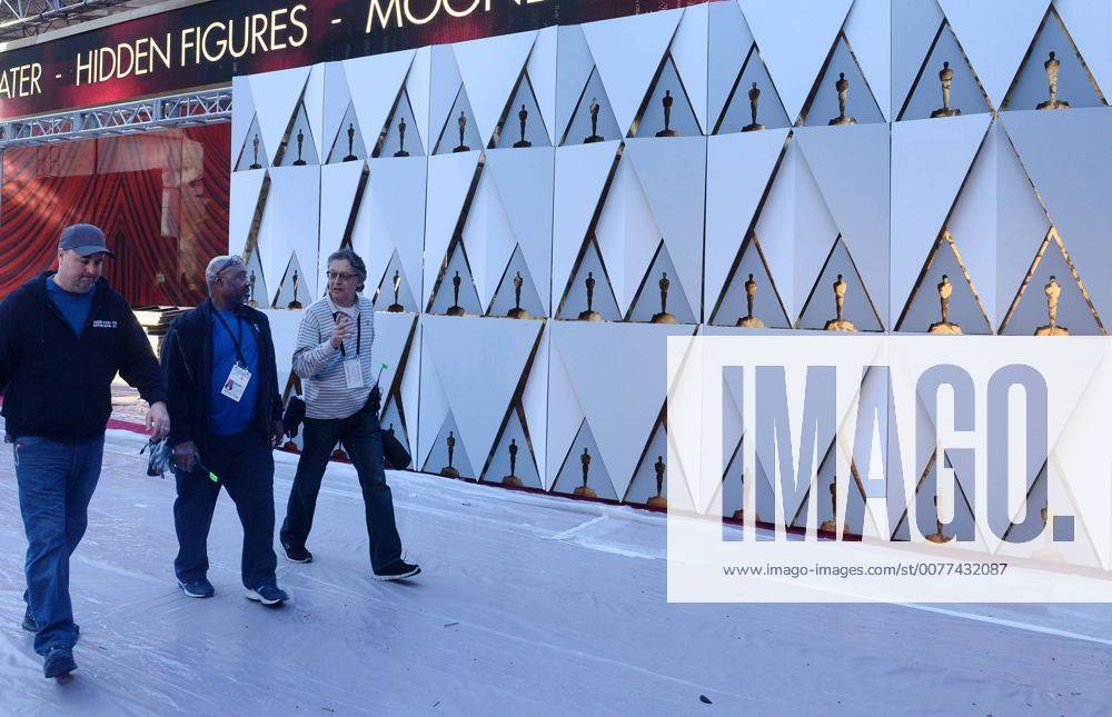 Oscars 2017: Vorbereitungen in Los Angeles Local 33 stagehands work under deadline as preparations are underway for the 89th annual Academy Awards in the Hollywood section of Los Angeles on February 23, 2017. Oscar winners will be announced during an ABC telecast on Sunday, February 26th. LAP2017022321 JIMxRUYMEN
