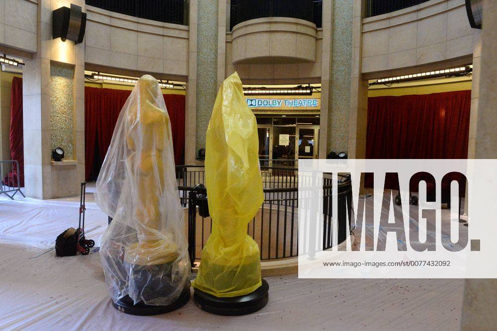 Oscars 2017: Vorbereitungen in Los Angeles Plastic covered Oscar statues are positioned in front of the Dolby Theatre as preparations are underway for the 89th annual Academy Awards in the Hollywood section of Los Angeles on February 23, 2017. Oscar winners will be announced during an ABC telecast on Sunday, February 26th. LAP2017022313 JIMxRUYMEN