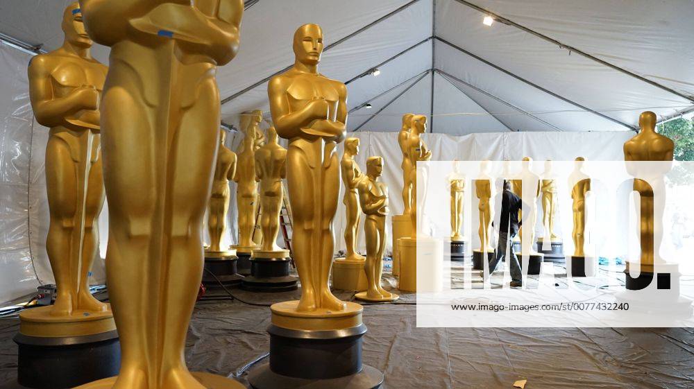 Oscars 2017: Vorbereitungen in Los Angeles (170223) -- LOS ANGELES, Feb. 22, 2017 -- Statues of the Oscar are seen during the preparations for the 89th Academy Awards in Hollywood, Los Angeles, the United States, Feb. 22, 2017. The 89th Academy Awards, or Oscars , will be held on Feb. 26. ) U.S.-LOS ANGELES-ACADEMY AWARDS-PREPARATION YangxLei