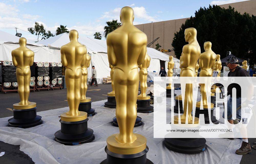 Oscars 2017: Vorbereitungen in Los Angeles (170223) -- LOS ANGELES, Feb. 22, 2017 -- Statues of the Oscar are seen during the preparations for the 89th Academy Awards in Hollywood, Los Angeles, the United States, Feb. 22, 2017. The 89th Academy Awards, or Oscars , will be held on Feb. 26. ) U.S.-LOS ANGELES-ACADEMY AWARDS-PREPARATION YangxLei
