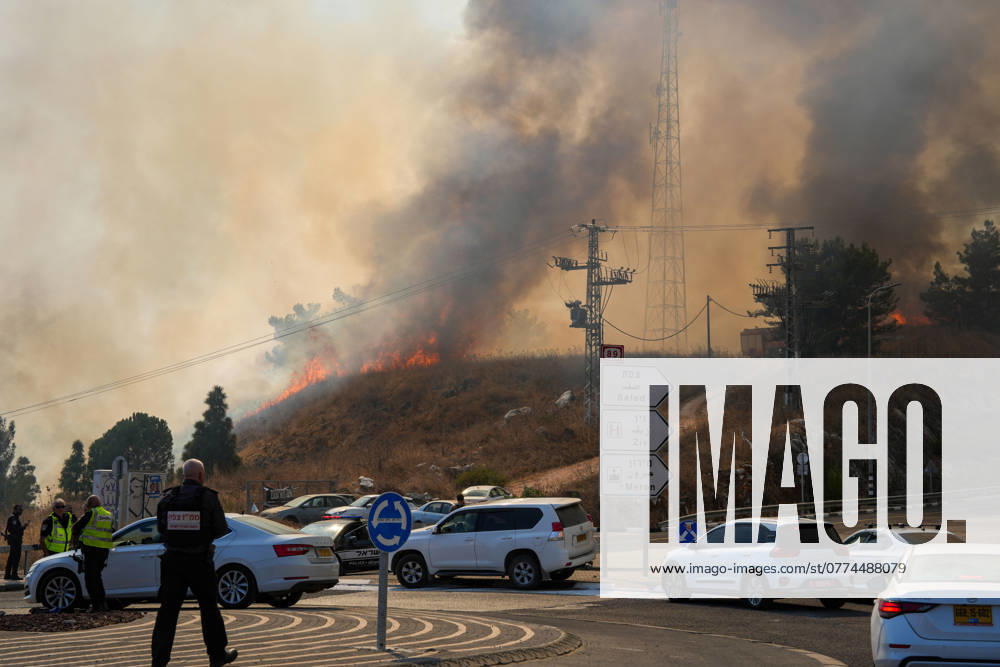 Nahostkonflikt, Israel, Eindrücke aus Rosch Pina (241021) -- ROSH PINA, Oct. 21, 2024 -- Fire and smoke are seen following rocket attacks from Lebanon, in Rosh Pina, northern Israel, on Oct. 20, 2024. Hezbollah said in separate statements that its fighters targeted several Israeli sites with rockets and drones, including the Filon base, headquarters of the 210th Division in northern Israel, the Samson base west of Lake Tiberias, Beria Air Defense and Missile Base, and the city of Haifa. The group said it also targeted Israeli army gatherings on the outskirts of several Lebanese villages with artillery shells and missiles. ( via Xinhua) ISRAEL-ROSH PINA-HEZBOLLAH-ROCKET-ATTACK AyalxMargolin JINI