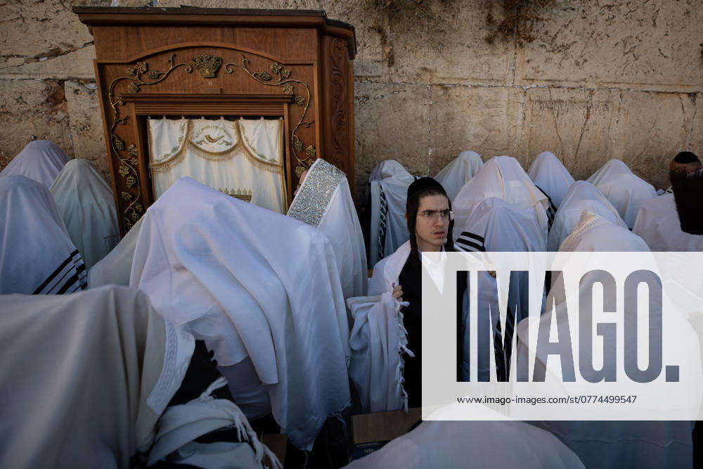 (241021) -- BEIJING, Oct. 21, 2024 -- Jewish worshipers gather to perform the annual Cohanim prayer during the Jewish holiday of Sukkot, at the Western Wall in the old city of Jerusalem, Oct. 20, 2024. ) XINHUA PHOTOS OF THE DAY ChenxJunqing