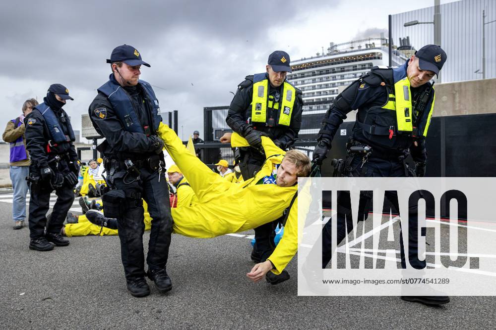 IJMUIDEN - Activists from Extinction Rebellion are led away by police during an action surrounding the arrival of cruise ship MSC Virtuosa at the IJmuiden locks to sail on to Amsterdam. ANP RAMON VAN FLYMEN netherlands out - belgium out