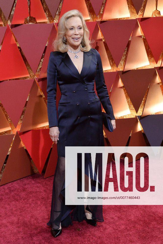 Actress Faye Dunaway arrives on the red carpet for the 89th annual Academy Awards at the Dolby Theatre in the Hollywood section of Los Angeles on February 26, 2017. LAP20170226698 JIMxRUYMEN