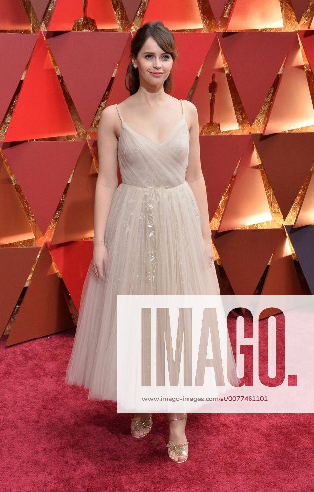 Actress Felicity Jones arrives on the red carpet for the 89th annual Academy Awards at the Dolby Theatre in the Hollywood section of Los Angeles on February 26, 2017. LAP20170226838 JIMxRUYMEN