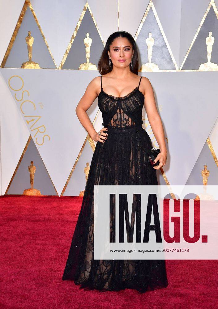 Selma Hayek arrives on the red carpet for the 89th annual Academy Awards at the Dolby Theatre in the Hollywood section of Los Angeles on February 26, 2017. LAP2017022786 KEVINxDIETSCH