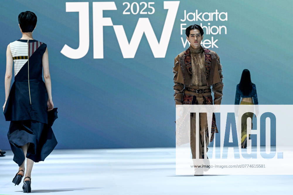 (241021) -- JAKARTA, Oct. 21, 2024 -- Models present creations during the opening of the Jakarta Fashion Week 2025 in Jakarta, Indonesia, Oct. 21, 2024. ) INDONESIA-JAKARTA-FASHION WEEK AgungxKuncahyaxB.