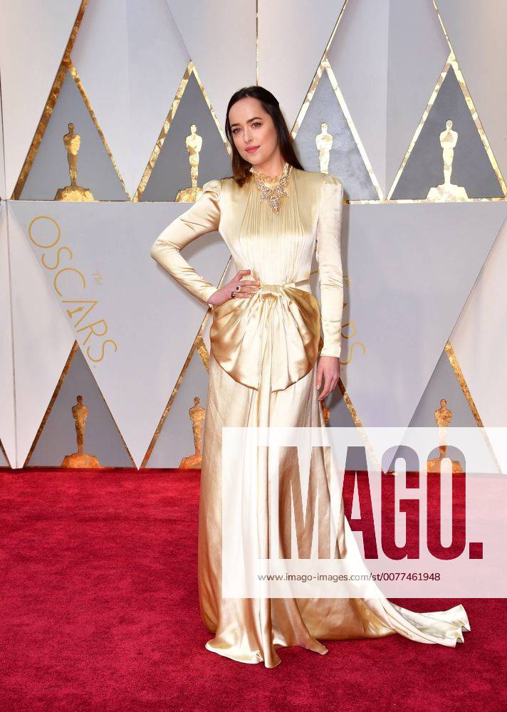 Dakota Johnson arrives on the red carpet for the 89th annual Academy Awards at the Dolby Theatre in the Hollywood section of Los Angeles on February 26, 2017. LAP2017022831 KEVINxDIETSCH