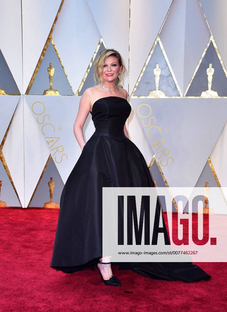 Kirsten Dunst arrives on the red carpet for the 89th annual Academy Awards at the Dolby Theatre in the Hollywood section of Los Angeles on February 26, 2017. LAP2017022866 KEVINxDIETSCH