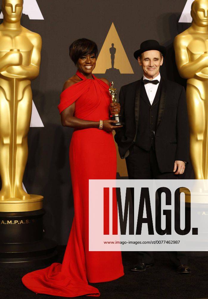 US actress Viola Davis poses at the press room after winning the Oscar to Best Actress in a Supporting Role for Fences during the 89th Academy Awards at the Dolby Theater in Hollywood, California, United States, 26 February 2017. 89TH CINEMA ACADEMY AWARDS IN HOLLYWOOD !ACHTUNG: NUR REDAKTIONELLE NUTZUNG!