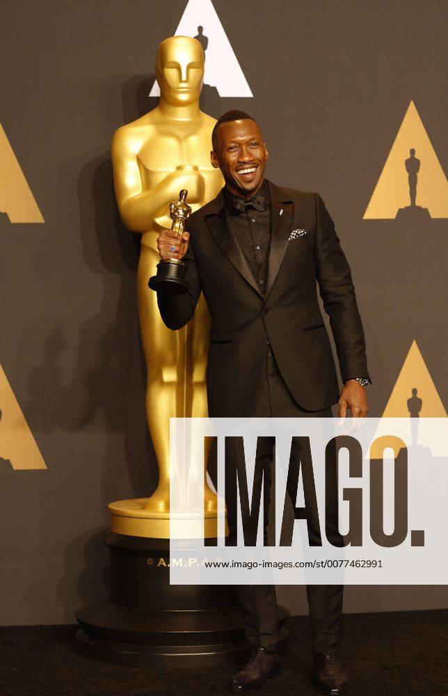 US actor Mahershala Ali poses at the press room after winning the Oscar to Best Actor in a Supporting Role for Moonlight during the 89th Academy Awards at the Dolby Theater in Hollywood, California, United States, 26 February 2017. 89TH CINEMA ACADEMY AWARDS IN HOLLYWOOD !ACHTUNG: NUR REDAKTIONELLE NUTZUNG!