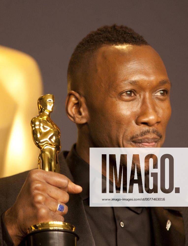 US actor Mahershala Ali poses at the press room after winning the Oscar to Best Actor in a Supporting Role for Moonlight during the 89th Academy Awards at the Dolby Theater in Hollywood, California, United States, 26 February 2017. 89TH CINEMA ACADEMY AWARDS IN HOLLYWOOD !ACHTUNG: NUR REDAKTIONELLE NUTZUNG!