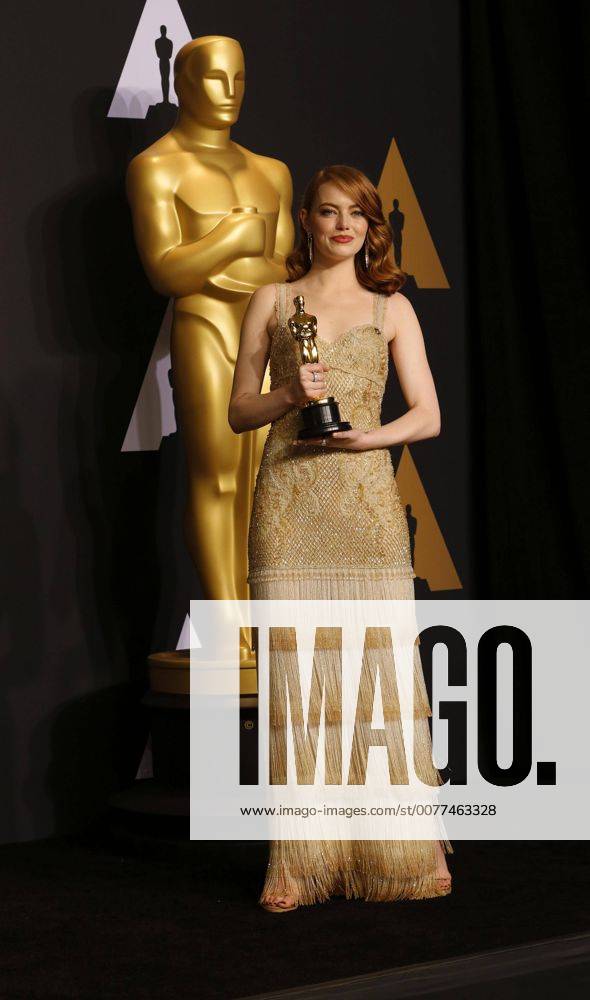 Emma Stone, winner for Actress in a Leading Role for La La Land , poses in the press room during the 89th annual Academy Awards ceremony at the Dolby Theatre in Hollywood, California, USA, 26 February 2017. The Oscars are presented for outstanding individual or collective efforts in 24 categories in filmmaking. Press Room - 89th Academy Awards !ACHTUNG: NUR REDAKTIONELLE NUTZUNG!