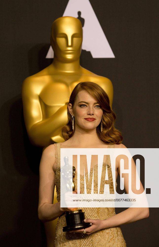 Emma Stone, winner for Actress in a Leading Role for La La Land , poses in the press room during the 89th annual Academy Awards ceremony at the Dolby Theatre in Hollywood, California, USA, 26 February 2017. The Oscars are presented for outstanding individual or collective efforts in 24 categories in filmmaking. Press Room - 89th Academy Awards !ACHTUNG: NUR REDAKTIONELLE NUTZUNG!