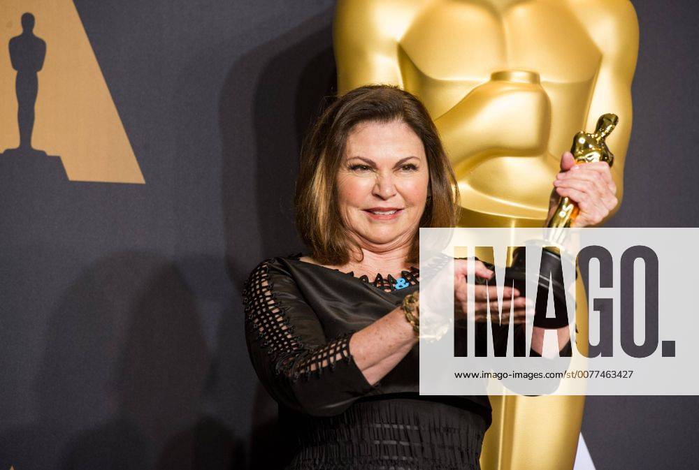 (170227) -- LOS ANGELES, Feb. 26, 2017 -- Fantastic Beasts and Where to Find Them costumer Colleen Atwood poses with her trophy for Best Costume Design of the 89th Academy Awards at the Dolby Theater in Los Angeles, the United States, on Feb. 26, 2017. )(gj) U.S.-LOS ANGELES-OSCAR-AWARD YangxLei