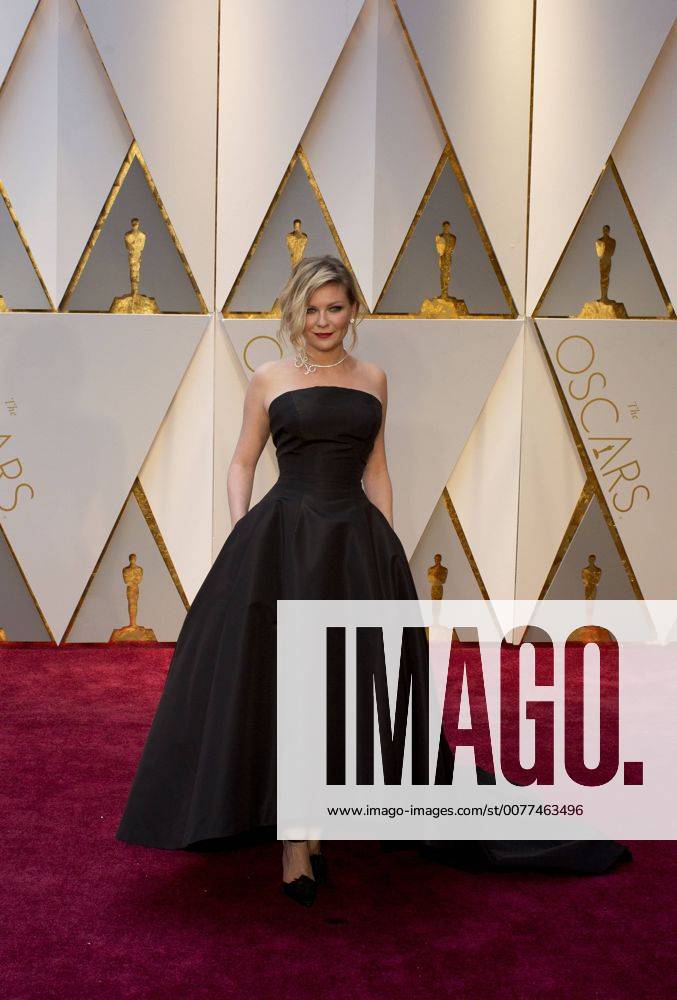 Hollywood, CALIFORNIA, UNITED STATES OF AMERICA - Kristen Dunst arrives to the red carpet during the 89th academy awards at the Dolby Theater on Sunday February 26 2017 in Hollywood, California.ARMANDO ARORIZO. Hollywood UNITED STATES OF AMERICA - ZUMAa60_ 20170226_zaf_a60_010