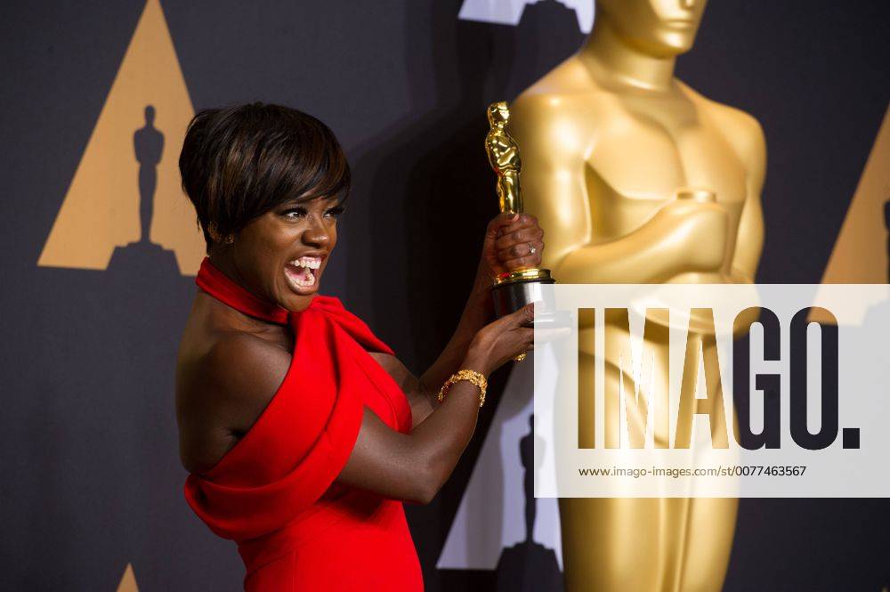 Actress Viola Davis poses after wining the Best Supporting Actress for her performance in Fences at press room of the 89th Academy Awards at the Dolby Theater in Los Angeles, the United States, on Feb. 26, 2017. ) (zxj) U.S.-LOS ANGELES-OSCAR-AWARD YangxLei