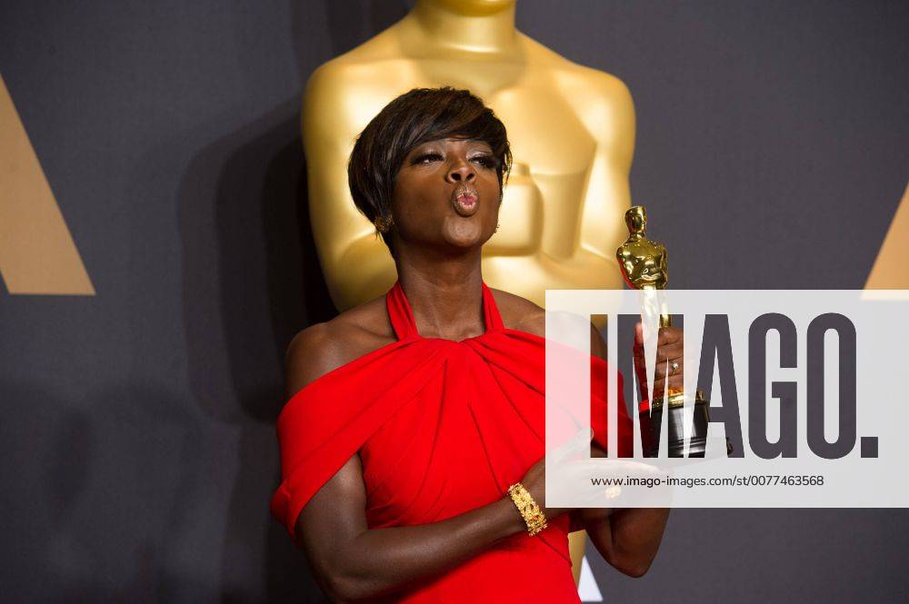 Actress Viola Davis poses after wining the Best Supporting Actress for her performance in Fences at press room of the 89th Academy Awards at the Dolby Theater in Los Angeles, the United States, on Feb. 26, 2017. ) (zxj) U.S.-LOS ANGELES-OSCAR-AWARD YangxLei