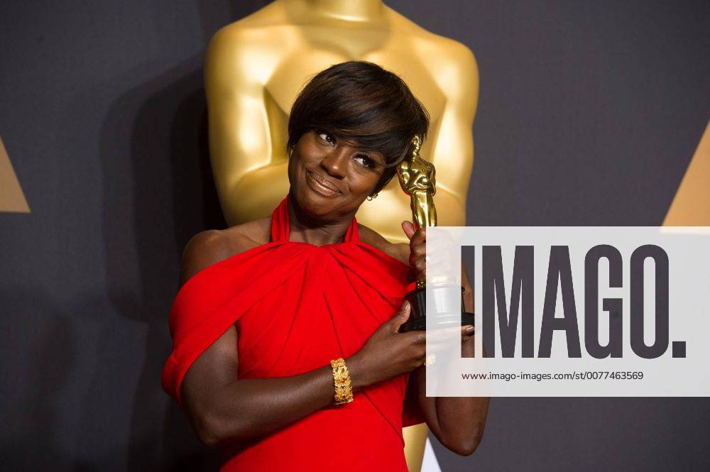 Actress Viola Davis poses after wining the Best Supporting Actress for her performance in Fences at press room of the 89th Academy Awards at the Dolby Theater in Los Angeles, the United States, on Feb. 26, 2017. ) (zxj) U.S.-LOS ANGELES-OSCAR-AWARD YangxLei