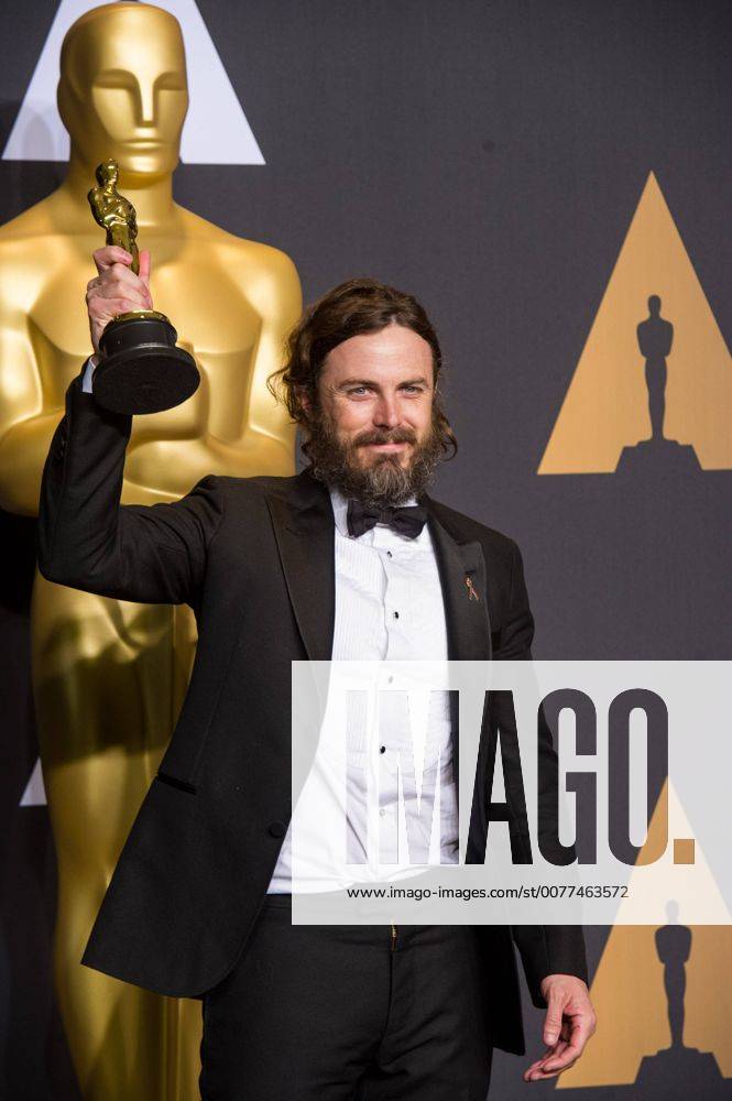 Actor Casey Affleck poses after winning the Best Actor award for his performance in Manchester by the Sea at press room of the 89th Academy Awards at the Dolby Theater in Los Angeles, the United States, on Feb. 26, 2017. ) (zxj) U.S.-LOS ANGELES-OSCAR-AWARD YangxLei