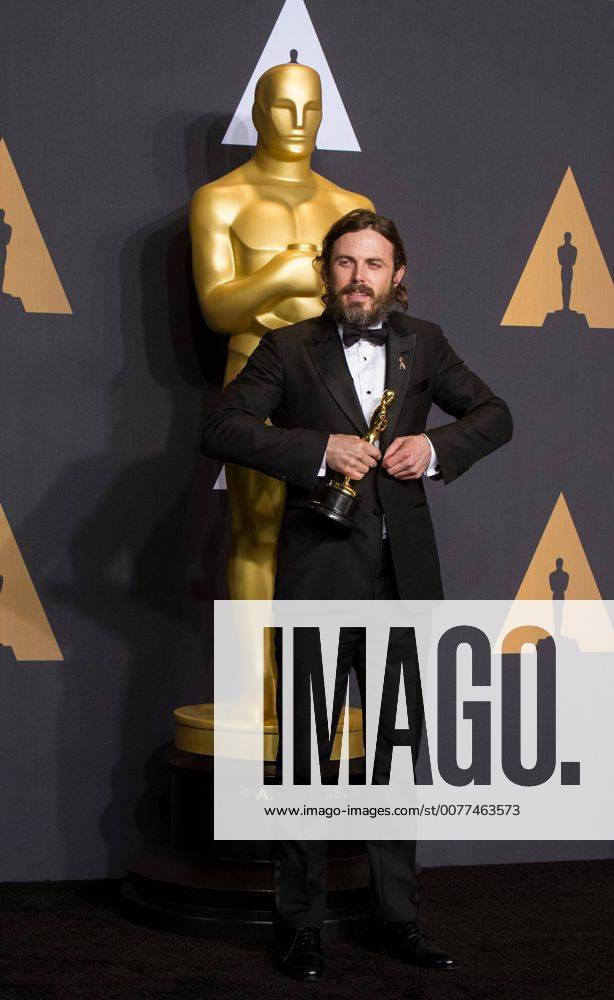 Actor Casey Affleck poses after winning the Best Actor award for his performance in Manchester by the Sea at press room of the 89th Academy Awards at the Dolby Theater in Los Angeles, the United States, on Feb. 26, 2017. ) (zxj) U.S.-LOS ANGELES-OSCAR-AWARD YangxLei