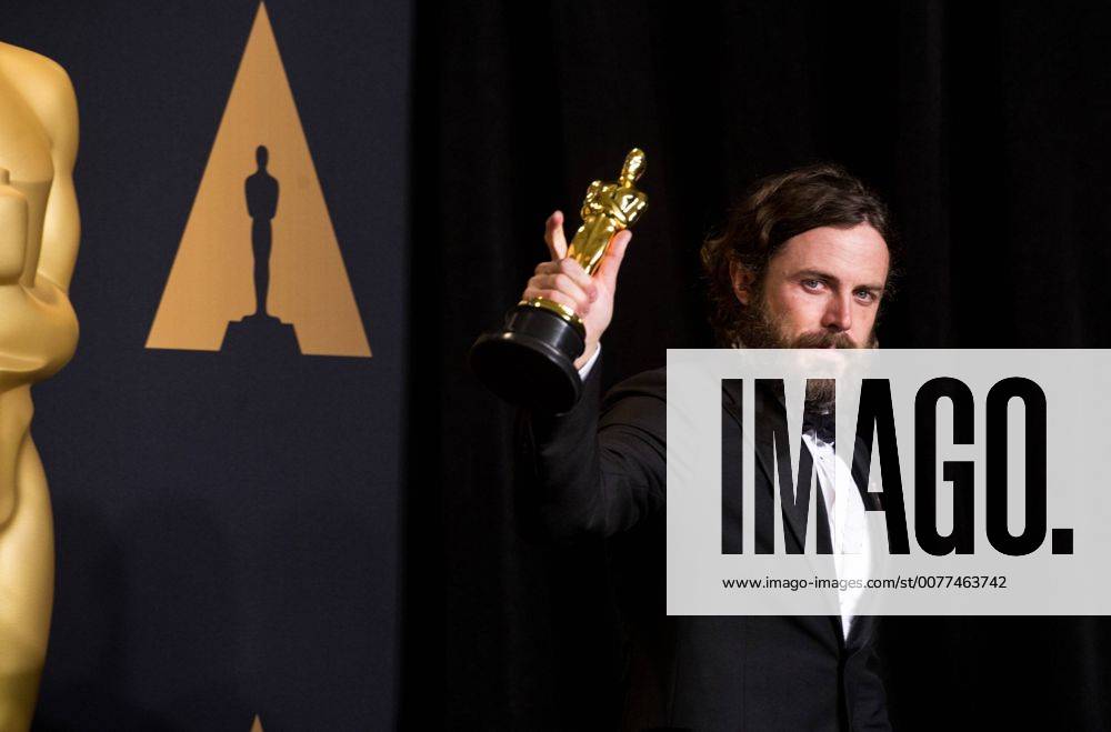 Actor Casey Affleck poses after winning the Best Actor award for his performance in Manchester by the Sea at press room of the 89th Academy Awards at the Dolby Theater in Los Angeles, the United States, on Feb. 26, 2017. ) (zxj) U.S.-LOS ANGELES-OSCAR-AWARD YangxLei