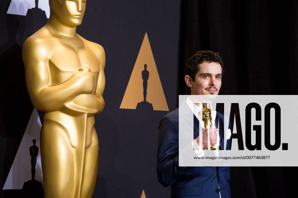 Damien Chazelle poses after winning the Best Director for La La Land at press room of the 89th Academy Awards at the Dolby Theater in Los Angeles, the United States, on Feb. 26, 2017. ) (zxj) U.S.-LOS ANGELES-OSCAR-AWARD YangxLei