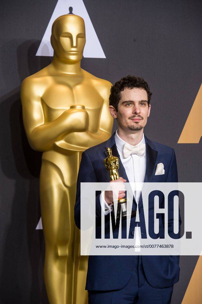 Damien Chazelle poses after winning the Best Director for La La Land at press room of the 89th Academy Awards at the Dolby Theater in Los Angeles, the United States, on Feb. 26, 2017. ) (zxj) U.S.-LOS ANGELES-OSCAR-AWARD YangxLei