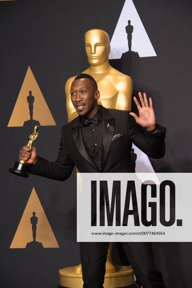 Feb 26, 2017 - Hollywood, California, U.S - MAHERSHALA ALI poses backstage during the live ABC Telecast of The 89th Oscars at the Dolby Theatre in Hollywood, CA on Sunday, February 26, 2017. Hollywood U.S. - ZUMAz03_ 20170226_sho_z03_594