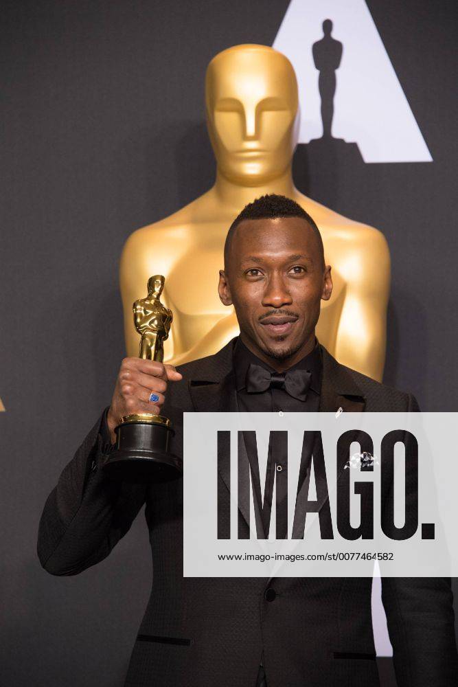 Feb 26, 2017 - Hollywood, California, U.S - MAHERSHALA ALI poses backstage during the live ABC Telecast of The 89th Oscars at the Dolby Theatre in Hollywood, CA on Sunday, February 26, 2017. Hollywood U.S. - ZUMAz03_ 20170226_sho_z03_597