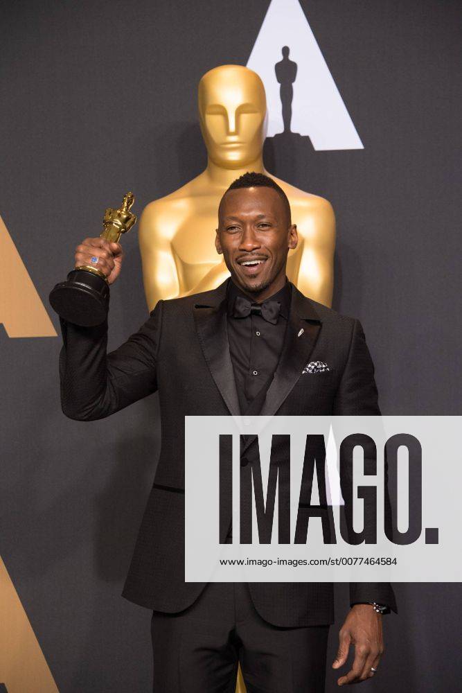Feb 26, 2017 - Hollywood, California, U.S - MAHERSHALA ALI poses backstage during the live ABC Telecast of The 89th Oscars at the Dolby Theatre in Hollywood, CA on Sunday, February 26, 2017. Hollywood U.S. - ZUMAz03_ 20170226_sho_z03_596