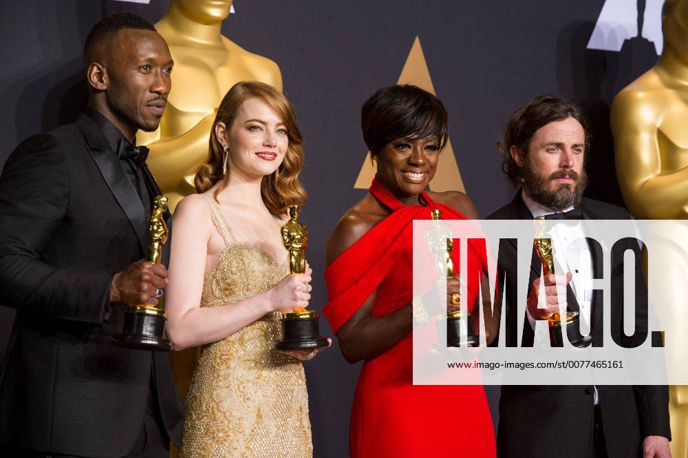 (L-R) Actor Mahershala Ali, winner of Best Supporting Actor for Moonlight, Emma Stone, winner of Best Actress for La La Land, Viola Davis, winner of Best Supporting Actress for Fences, and Casey Affleck, winner of Best Actor for Manchester by the Sea pose for group photos at press room of the 89th Academy Awards at the Dolby Theater in Los Angeles, the United States, on Feb. 26, 2017. ) (zxj) U.S.-LOS ANGELES-OSCAR-AWARD YangxLei