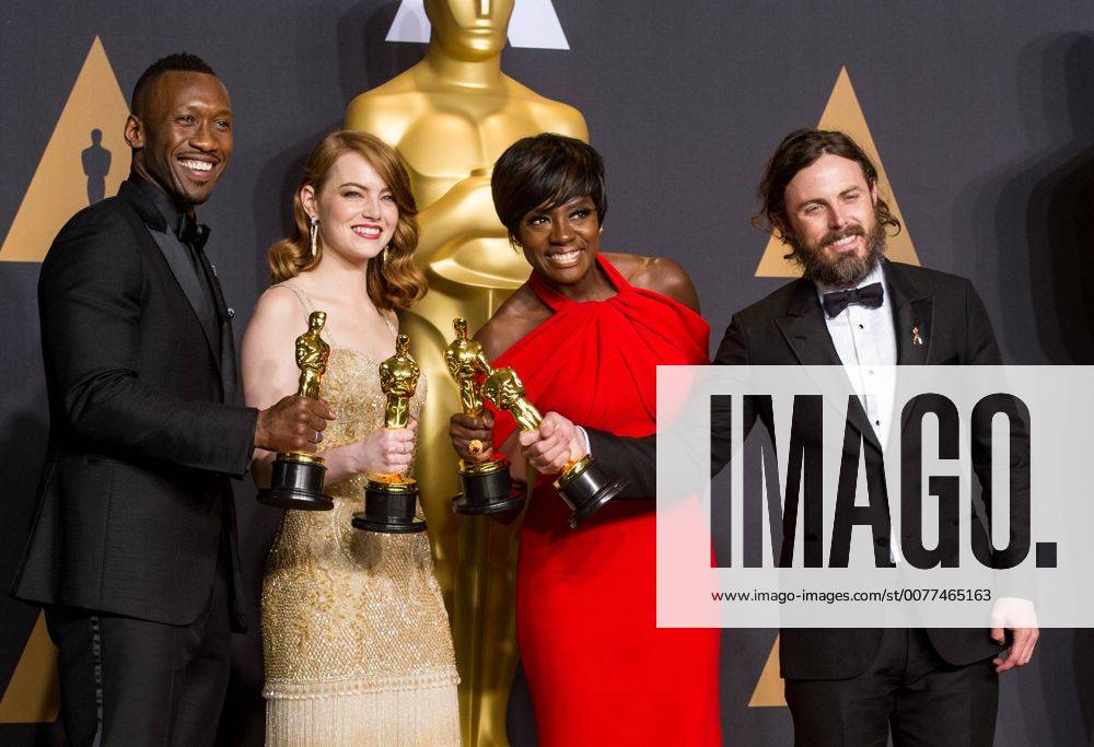 (L-R) Actor Mahershala Ali, winner of Best Supporting Actor for Moonlight, Emma Stone, winner of Best Actress for La La Land, Viola Davis, winner of Best Supporting Actress for Fences, and Casey Affleck, winner of Best Actor for Manchester by the Sea pose for group photos at press room of the 89th Academy Awards at the Dolby Theater in Los Angeles, the United States, on Feb. 26, 2017. ) (zxj) U.S.-LOS ANGELES-OSCAR-AWARD YangxLei