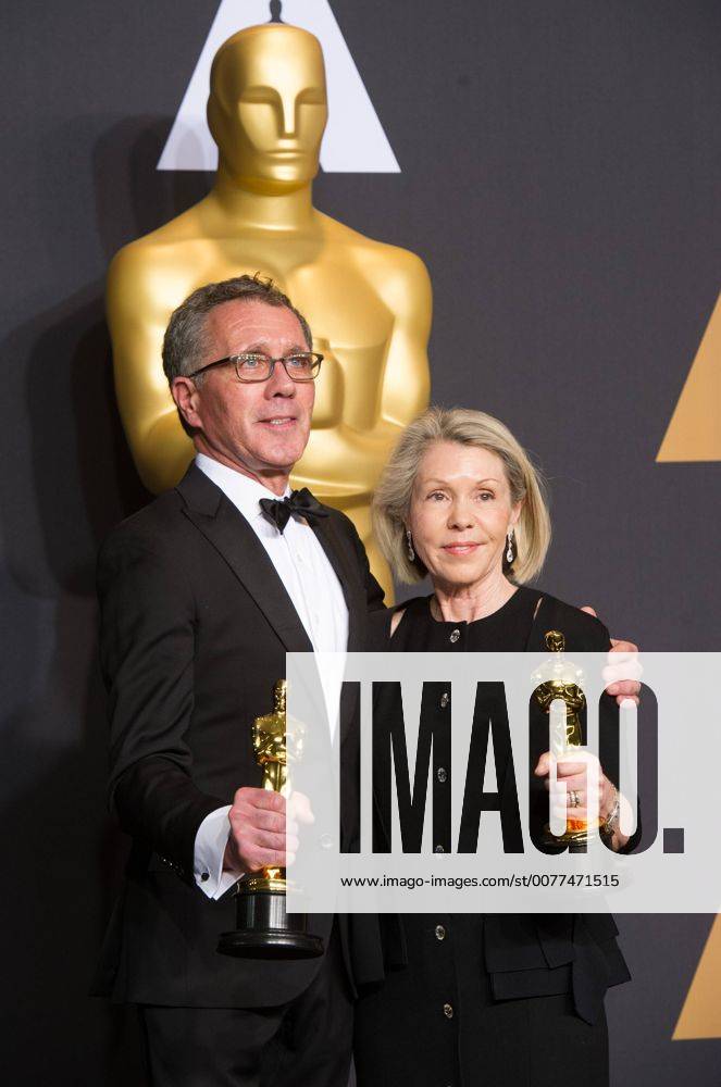 Production designer David Wasco (L) and art director Sandy Reynolds-Wasco pose after winning the Best Production Design award for La La Land at press room of the 89th Academy Awards at the Dolby Theater in Los Angeles, the United States, on Feb. 26, 2017. )(zf) U.S.-LOS ANGELES-OSCAR-AWARD YangxLei