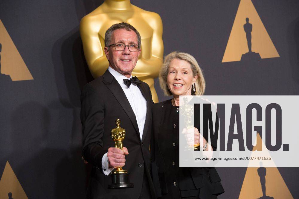 Production designer David Wasco (L) and art director Sandy Reynolds-Wasco pose after winning the Best Production Design award for La La Land at press room of the 89th Academy Awards at the Dolby Theater in Los Angeles, the United States, on Feb. 26, 2017. )(zf) U.S.-LOS ANGELES-OSCAR-AWARD YangxLei