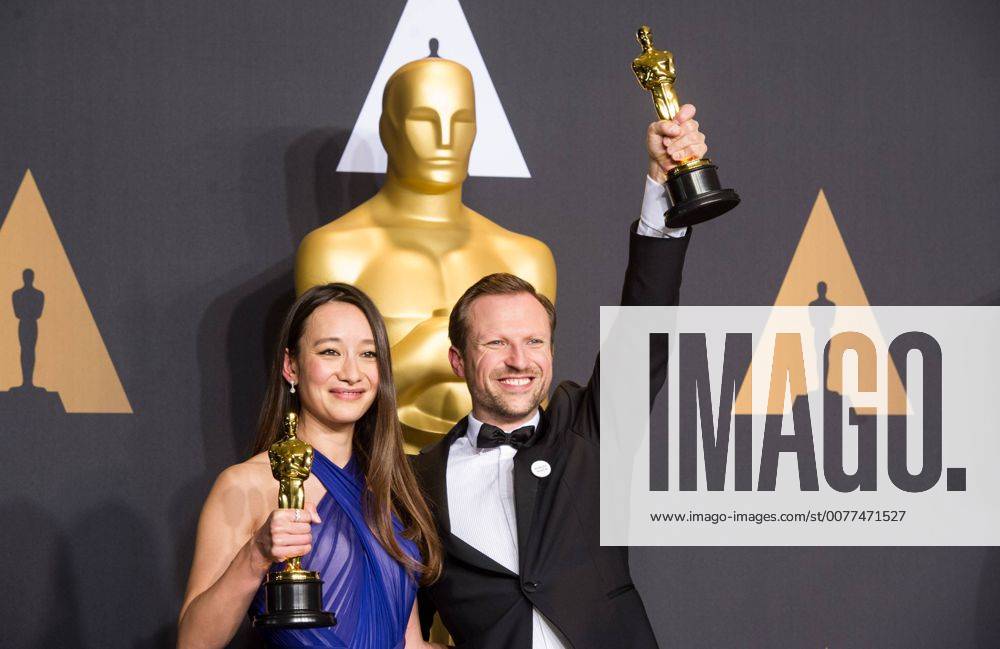 Producer Joanna Natasegara and director Orlando von Einsiedel pose after winning the Best Documentary Short Subject award for The White Helmets at press room of the 89th Academy Awards at the Dolby Theater in Los Angeles, the United States, on Feb. 26, 2017. )(zf) U.S.-LOS ANGELES-OSCAR-AWARD YangxLei