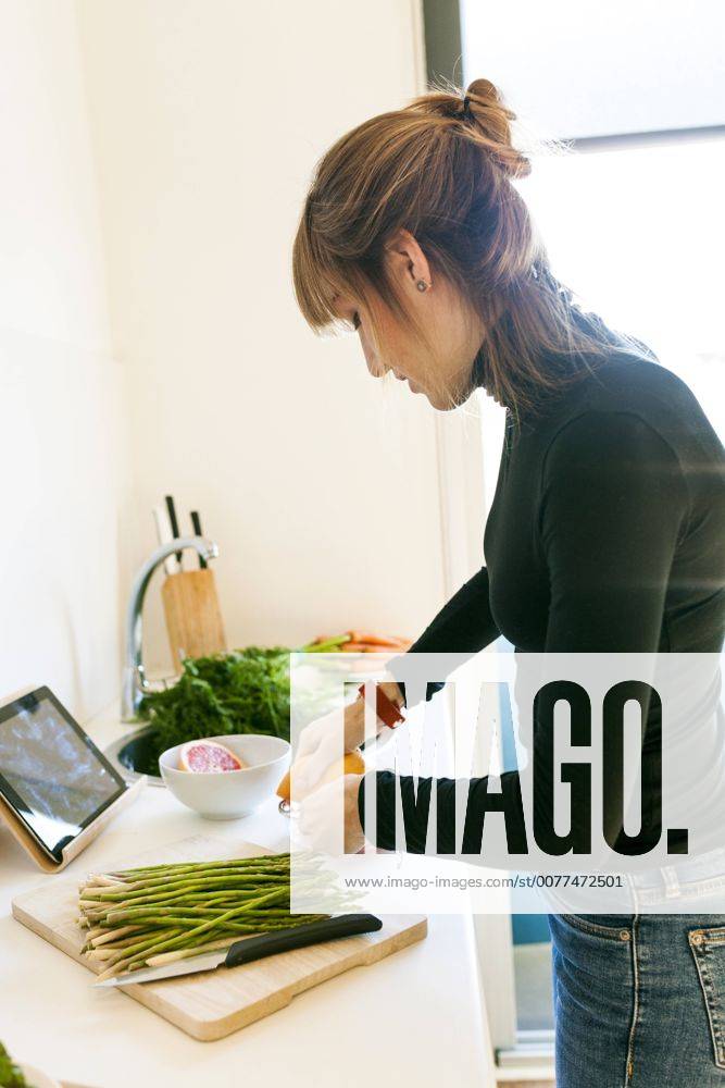 Young woman squeezing grapefruit juice model released Symbolfoto property released VABF01161