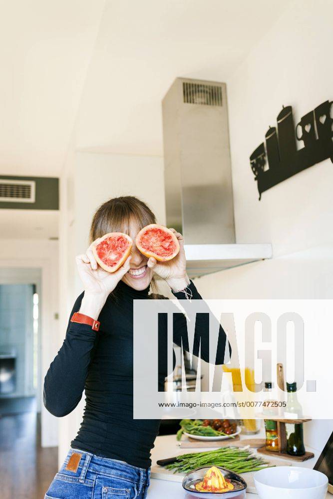 Young woman squeezing grapefruit juice model released Symbolfoto property released VABF01162
