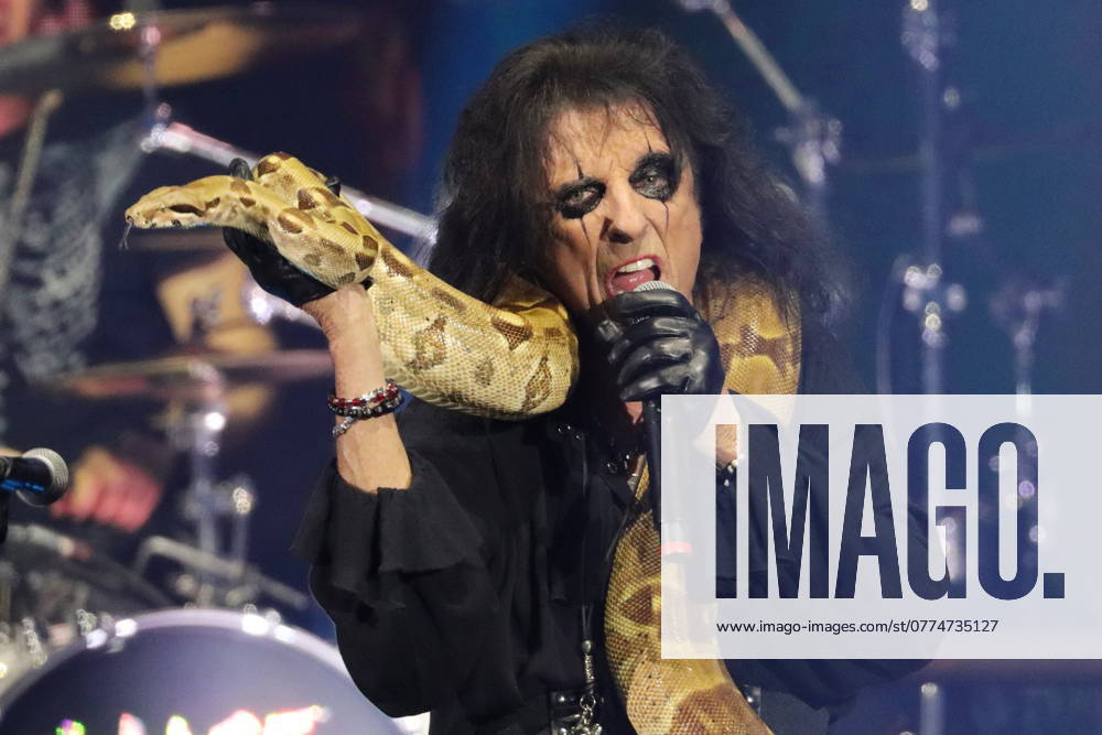 Alice Cooper performing at Eventim Apollo Featuring: Alice Cooper Where: London, United Kingdom When: 22 Oct 2024 Credit: Mark Cavill Cover Images . NOT FOR USE BY NEWSPAPERS BASED IN THE UK.