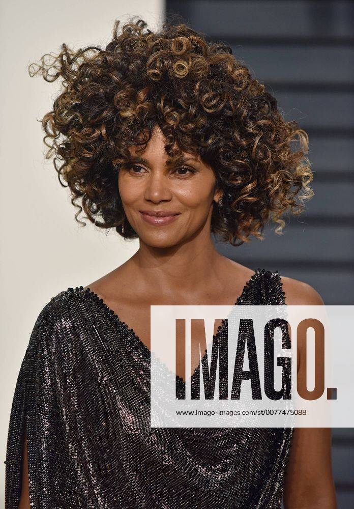 Halle Berry attends the Vanity Fair Oscar Party at the Wallis Annenberg Center for the Performing Arts in Beverly Hills, California on February 26, 2017. LAP201702262089 CHRISTINExCHEW
